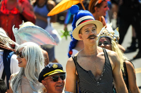 New York, Ny - 16 Haziran: İnsanlar katılmak 36 yıllık Mermaid Parade Coney Island 16 Haziran 2018 New York'ta. 