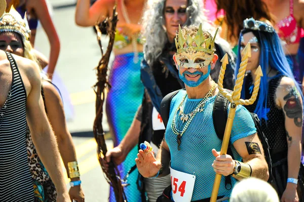 Nowy Jork Czerwca Ludzie Uczestniczą Rocznych Mermaid Parade Coney Island — Zdjęcie stockowe