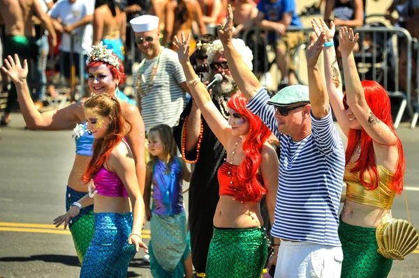 New York, Ny - 16 Haziran: İnsanlar katılmak 36 yıllık Mermaid Parade Coney Island 16 Haziran 2018 New York'ta. 