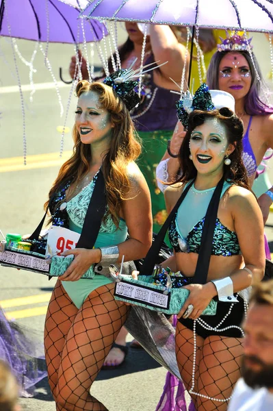 New York, Ny - 16 Haziran: İnsanlar katılmak 36 yıllık Mermaid Parade Coney Island 16 Haziran 2018 New York'ta. 