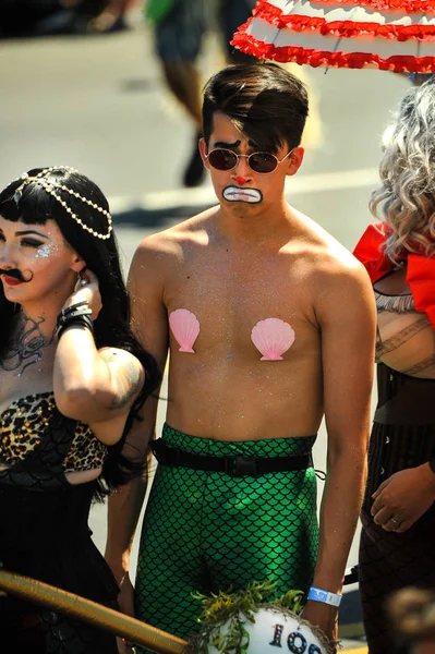 New York, Ny - 16 Haziran: İnsanlar katılmak 36 yıllık Mermaid Parade Coney Island 16 Haziran 2018 New York'ta. 
