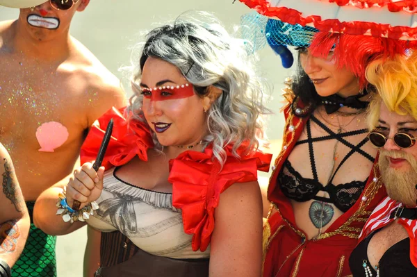 New York, Ny - 16 Haziran: İnsanlar katılmak 36 yıllık Mermaid Parade Coney Island 16 Haziran 2018 New York'ta. 