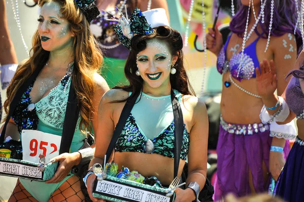 New York, Ny - 16 Haziran: İnsanlar katılmak 36 yıllık Mermaid Parade Coney Island 16 Haziran 2018 New York'ta. 
