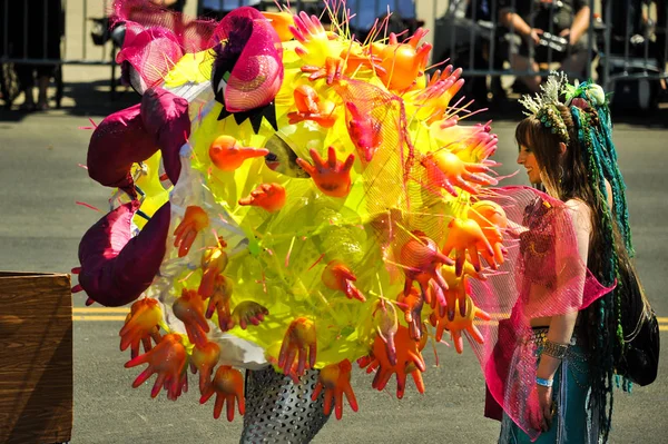 New York, Ny - 16 Haziran: İnsanlar katılmak 36 yıllık Mermaid Parade Coney Island 16 Haziran 2018 New York'ta. 