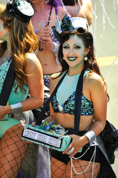 New York, Ny - 16 Haziran: İnsanlar katılmak 36 yıllık Mermaid Parade Coney Island 16 Haziran 2018 New York'ta. 