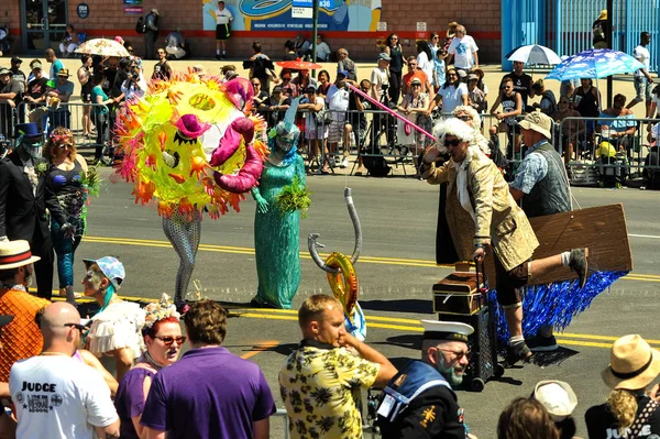 New York Haziran Nsanlar Katılmak Yıllık Mermaid Parade Coney Island — Stok fotoğraf