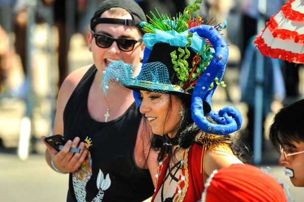 New York, Ny - 16 Haziran: İnsanlar katılmak 36 yıllık Mermaid Parade Coney Island 16 Haziran 2018 New York'ta. 