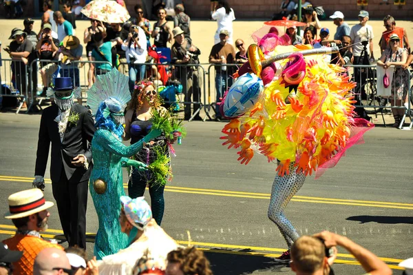 New York, Ny - 16 Haziran: İnsanlar katılmak 36 yıllık Mermaid Parade Coney Island 16 Haziran 2018 New York'ta. 