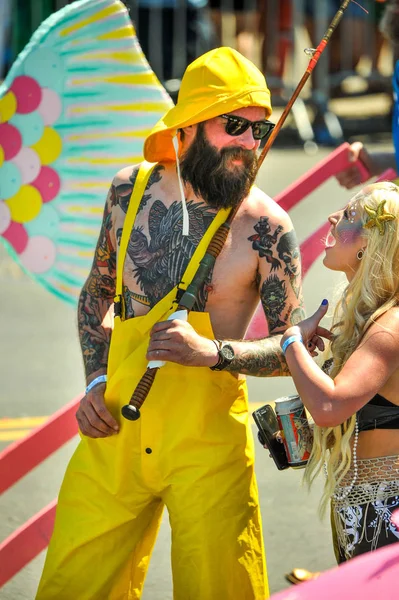New York, Ny - 16 Haziran: İnsanlar katılmak 36 yıllık Mermaid Parade Coney Island 16 Haziran 2018 New York'ta. 