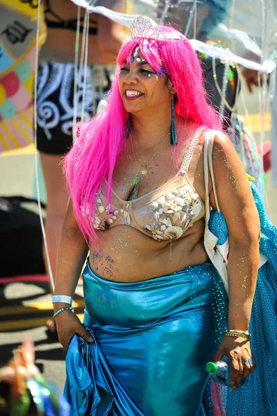 New York, Ny - 16 Haziran: İnsanlar katılmak 36 yıllık Mermaid Parade Coney Island 16 Haziran 2018 New York'ta. 