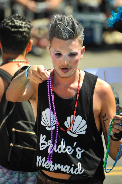 New York, Ny - 16 Haziran: İnsanlar katılmak 36 yıllık Mermaid Parade Coney Island 16 Haziran 2018 New York'ta. 