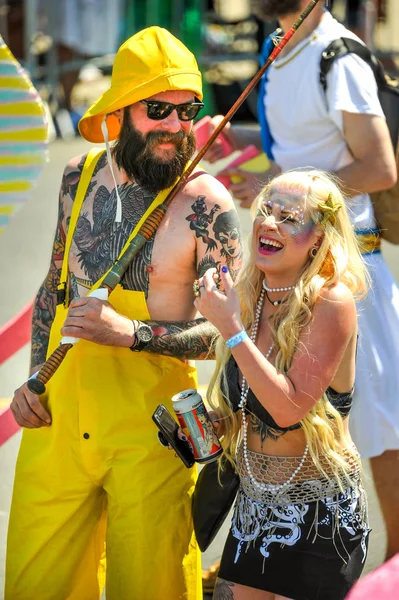 New York, Ny - 16 Haziran: İnsanlar katılmak 36 yıllık Mermaid Parade Coney Island 16 Haziran 2018 New York'ta. 