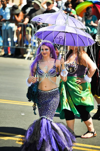 New York, Ny - 16 Haziran: İnsanlar katılmak 36 yıllık Mermaid Parade Coney Island 16 Haziran 2018 New York'ta. 