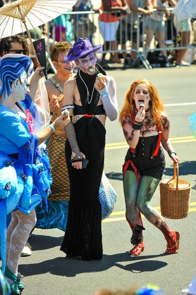 New York, Ny - 16 Haziran: İnsanlar katılmak 36 yıllık Mermaid Parade Coney Island 16 Haziran 2018 New York'ta. 