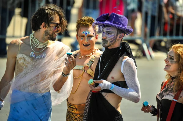 New York, Ny - 16 Haziran: İnsanlar katılmak 36 yıllık Mermaid Parade Coney Island 16 Haziran 2018 New York'ta. 