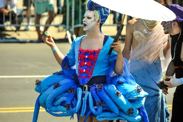 New York, Ny - 16 Haziran: İnsanlar katılmak 36 yıllık Mermaid Parade Coney Island 16 Haziran 2018 New York'ta. 