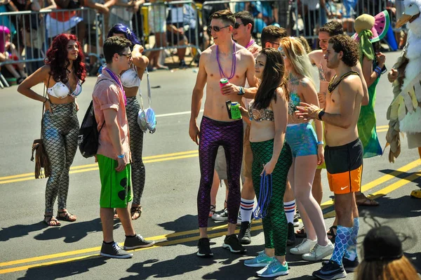 New York, Ny - 16 Haziran: İnsanlar katılmak 36 yıllık Mermaid Parade Coney Island 16 Haziran 2018 New York'ta. 