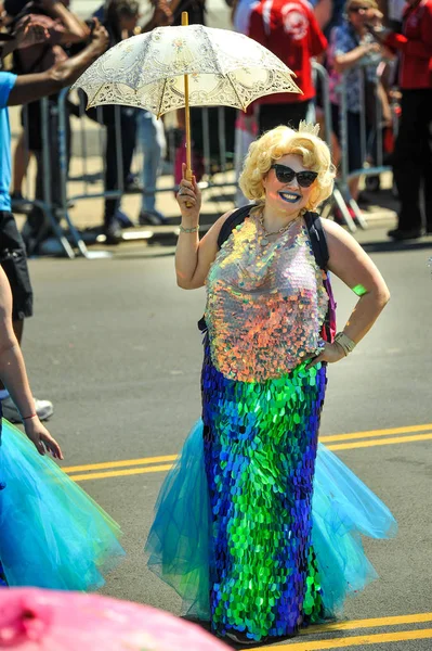 New York, Ny - 16 Haziran: İnsanlar katılmak 36 yıllık Mermaid Parade Coney Island 16 Haziran 2018 New York'ta. 
