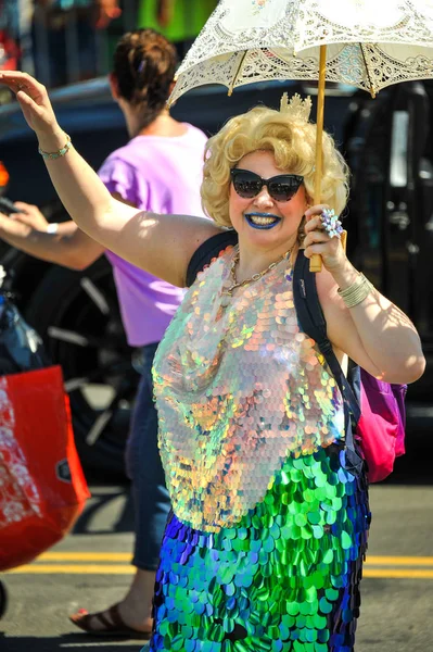 Nowy Jork Czerwca Ludzie Uczestniczą Rocznych Mermaid Parade Coney Island — Zdjęcie stockowe