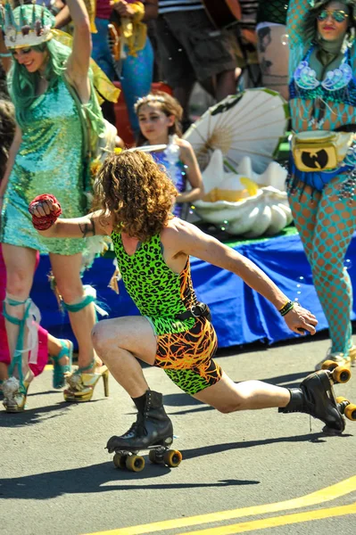 New York, Ny - 16 Haziran: İnsanlar katılmak 36 yıllık Mermaid Parade Coney Island 16 Haziran 2018 New York'ta. 