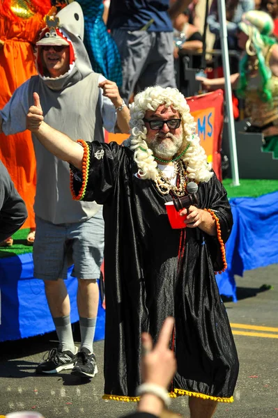 New York, Ny - 16 Haziran: 36 yıllık deniz kızı geçit üzerinde 16 Haziran 2018 Coney Island New York City, Baş Yargıç. 