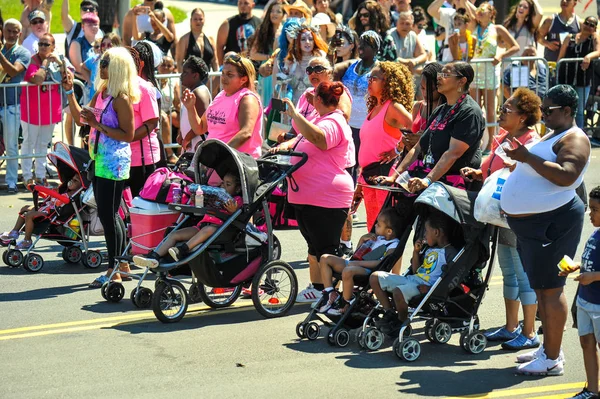 New York, Ny - 16 Haziran: İnsanlar katılmak 36 yıllık Mermaid Parade Coney Island 16 Haziran 2018 New York'ta. 