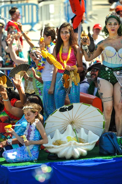 Nova Iorque Junho Pessoas Participam 36Th Anual Mermaid Parade Coney — Fotografia de Stock