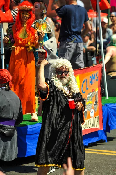 New York, Ny - 16 Haziran: 36 yıllık deniz kızı geçit üzerinde 16 Haziran 2018 Coney Island New York City, Baş Yargıç. 