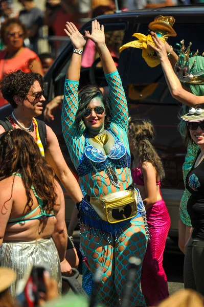 New York, Ny - 16 Haziran: İnsanlar katılmak 36 yıllık Mermaid Parade Coney Island 16 Haziran 2018 New York'ta. 