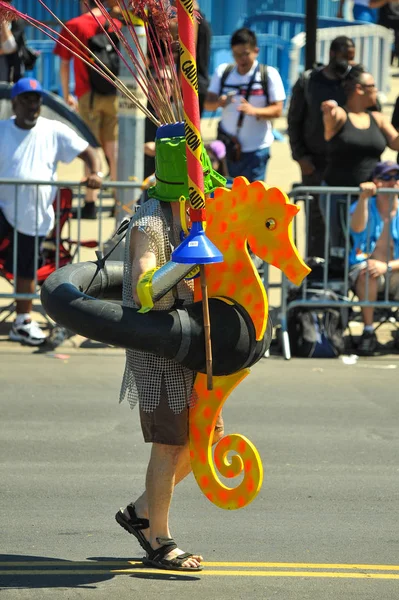 New York, Ny - 16 Haziran: İnsanlar katılmak 36 yıllık Mermaid Parade Coney Island 16 Haziran 2018 New York'ta. 