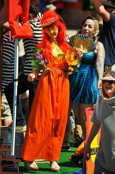 New York, Ny - 16 Haziran: İnsanlar katılmak 36 yıllık Mermaid Parade Coney Island 16 Haziran 2018 New York'ta. 