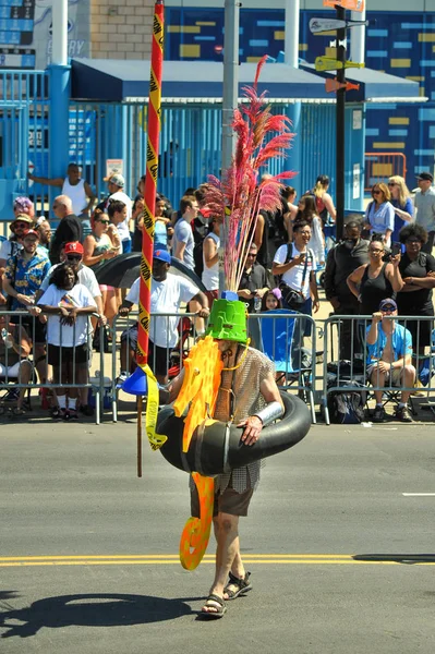 New York, Ny - 16 Haziran: İnsanlar katılmak 36 yıllık Mermaid Parade Coney Island 16 Haziran 2018 New York'ta. 