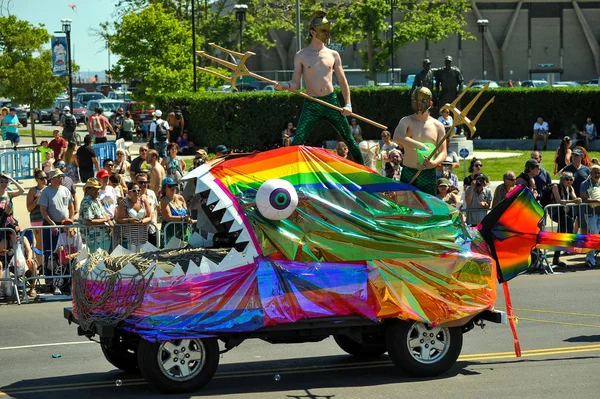 New York, Ny - 16 Haziran: İnsanlar katılmak 36 yıllık Mermaid Parade Coney Island 16 Haziran 2018 New York'ta. 