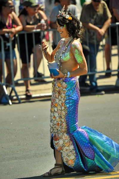 New York, Ny - 16 Haziran: İnsanlar katılmak 36 yıllık Mermaid Parade Coney Island 16 Haziran 2018 New York'ta. 
