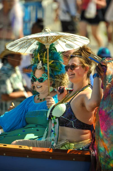 New York, Ny - 16 Haziran: İnsanlar katılmak 36 yıllık Mermaid Parade Coney Island 16 Haziran 2018 New York'ta. 