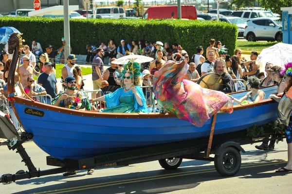 New York, Ny - 16 Haziran: İnsanlar katılmak 36 yıllık Mermaid Parade Coney Island 16 Haziran 2018 New York'ta. 