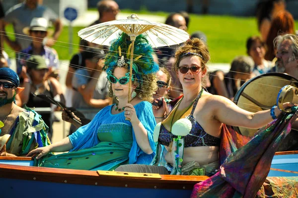 New York, Ny - 16 Haziran: İnsanlar katılmak 36 yıllık Mermaid Parade Coney Island 16 Haziran 2018 New York'ta. 