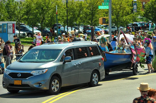 New York, Ny - 16 Haziran: İnsanlar katılmak 36 yıllık Mermaid Parade Coney Island 16 Haziran 2018 New York'ta. 