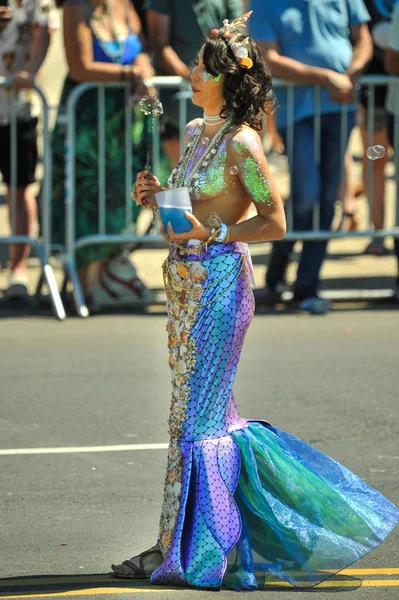 New York, Ny - 16 Haziran: İnsanlar katılmak 36 yıllık Mermaid Parade Coney Island 16 Haziran 2018 New York'ta. 