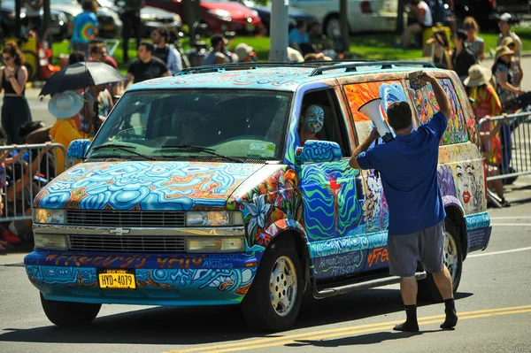 New York, Ny - 16 Haziran: İnsanlar katılmak 36 yıllık Mermaid Parade Coney Island 16 Haziran 2018 New York'ta. 