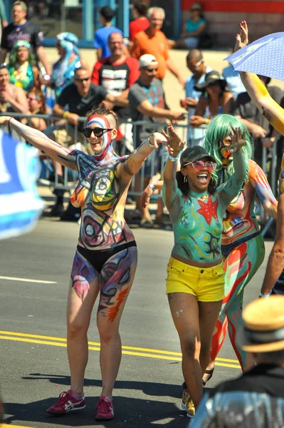 New York, Ny - 16 Haziran: İnsanlar katılmak 36 yıllık Mermaid Parade Coney Island 16 Haziran 2018 New York'ta. 