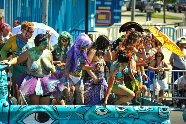 New York, Ny - 16 Haziran: İnsanlar katılmak 36 yıllık Mermaid Parade Coney Island 16 Haziran 2018 New York'ta. 