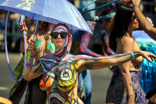 New York, Ny - 16 Haziran: İnsanlar katılmak 36 yıllık Mermaid Parade Coney Island 16 Haziran 2018 New York'ta. 