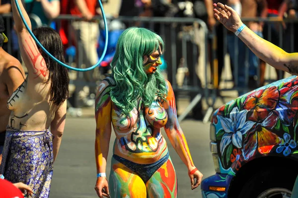 New York, Ny - 16 Haziran: İnsanlar katılmak 36 yıllık Mermaid Parade Coney Island 16 Haziran 2018 New York'ta. 
