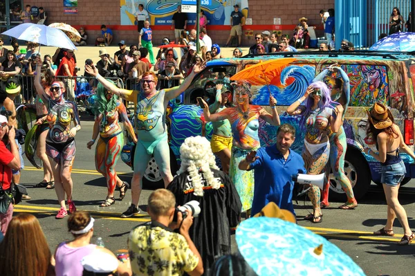 New York, Ny - 16 Haziran: İnsanlar katılmak 36 yıllık Mermaid Parade Coney Island 16 Haziran 2018 New York'ta. 