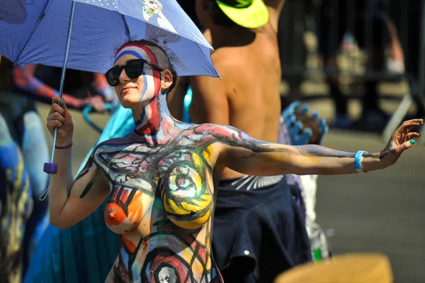 New York, Ny - 16 Haziran: İnsanlar katılmak 36 yıllık Mermaid Parade Coney Island 16 Haziran 2018 New York'ta. 