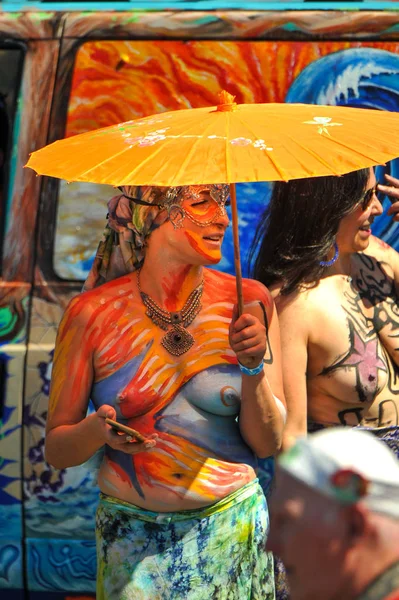 New York, Ny - 16 Haziran: İnsanlar katılmak 36 yıllık Mermaid Parade Coney Island 16 Haziran 2018 New York'ta. 