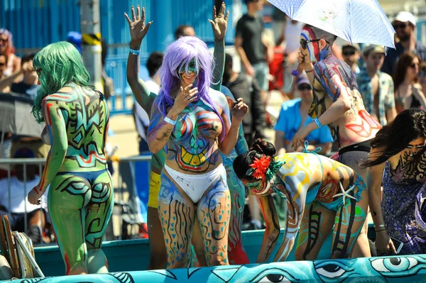 New York, Ny - 16 Haziran: İnsanlar katılmak 36 yıllık Mermaid Parade Coney Island 16 Haziran 2018 New York'ta. 