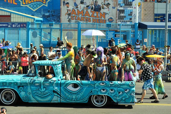 New York, Ny - 16 Haziran: İnsanlar katılmak 36 yıllık Mermaid Parade Coney Island 16 Haziran 2018 New York'ta. 