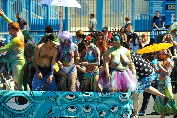 New York, Ny - 16 Haziran: İnsanlar katılmak 36 yıllık Mermaid Parade Coney Island 16 Haziran 2018 New York'ta. 
